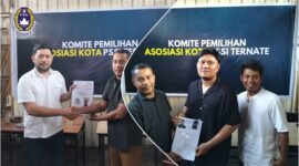 Sekertaris KP Kongres Askot PSSI Ternate saat menerima berkas pencalonan || Foto : kasedata.id
