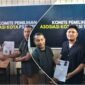 Sekertaris KP Kongres Askot PSSI Ternate saat menerima berkas pencalonan || Foto : kasedata.id