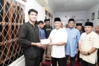 Wawali Ternate saat menyerahkan bonus kepada atlet yang berprestasi || dok : kasedata.id