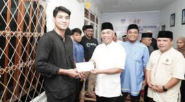 Wawali Ternate saat menyerahkan bonus kepada atlet yang berprestasi || dok : kasedata.id