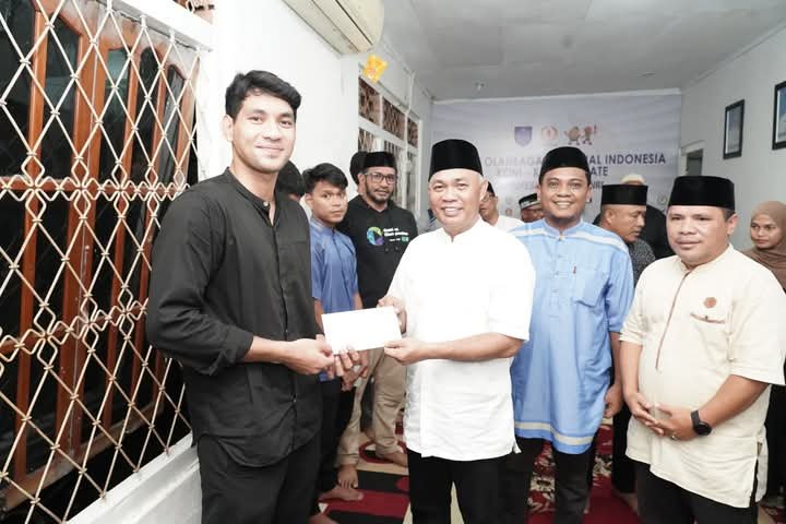 Wawali Ternate saat menyerahkan bonus kepada atlet yang berprestasi || dok : kasedata.id