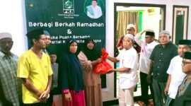 Ketua DPC PKB Kota Ternate, Muhajirin Bailussy saat membagikan sembako kepada warga || Ilham Mansur