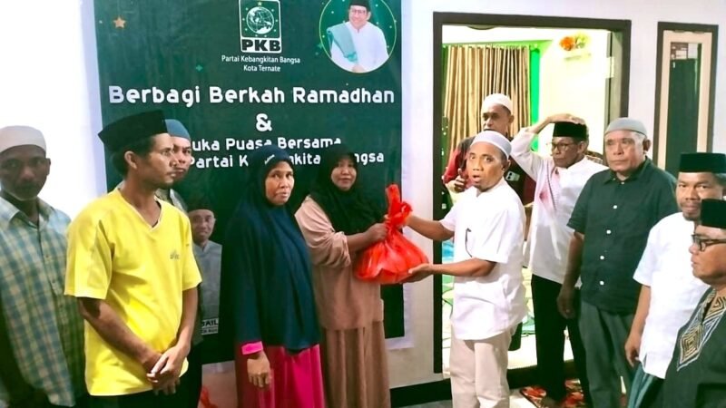 Ketua DPC PKB Kota Ternate, Muhajirin Bailussy saat membagikan sembako kepada warga || Ilham Mansur