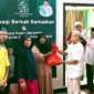 Ketua DPC PKB Kota Ternate, Muhajirin Bailussy saat membagikan sembako kepada warga || Ilham Mansur