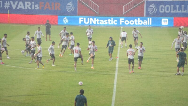 Sesi latihan Malut United Fc di Gelora Kie Raha jelang laga kontra Persita Tangerang || Foto : MU