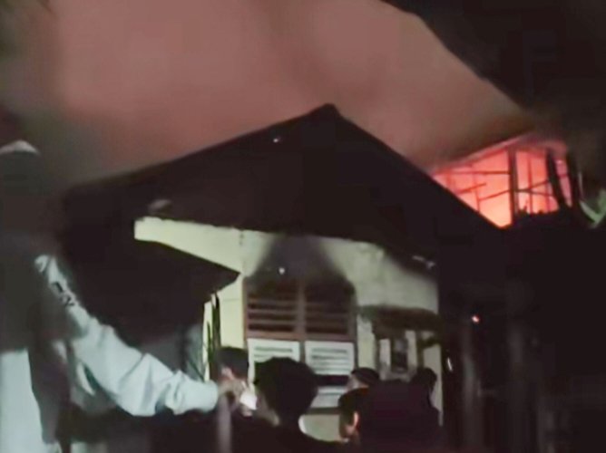 Foto : tangkapan layar live warga net saat kejadian kebakaran di tanah tinggi