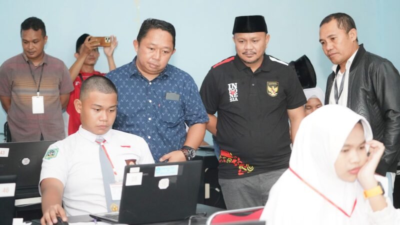 Ketua panitia seleksi Rizal Marsaoly bersama sekretaris panitia Nuryadin Rachman saat memantau jalannya Tes CAT Paskibraka Kota Ternate 2025 beberapa waktu lalu || Dok :  kasedata.id