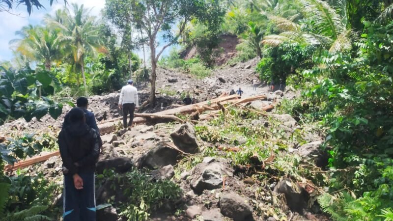 PUPR Kota Ternate saat meninjau lokasi longsor di Pulau Hiri || Dok : kasedata.id