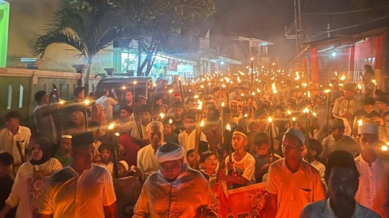 Antusias warga kalumata saat mengekuti kololi gam dengan pawai obor || Foto : Haerun