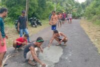 Pemuda Takofi saat membersihkan jalan menuju Pelabuhan Tanjung Pura || Dok : Haerun
