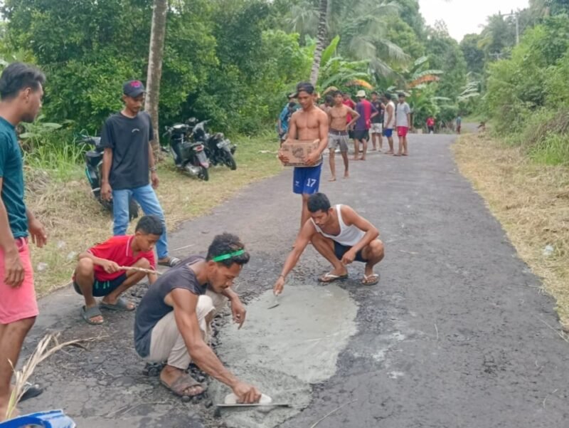 Pemuda Takofi saat membersihkan jalan menuju Pelabuhan Tanjung Pura || Dok : Haerun