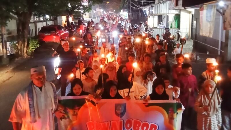 Suasana pawai takbir keliling kampung Kayu Merah || Foto : Haerun_kasedata