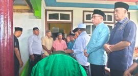 Wali Kota Ternate, Dr. Tauhid Soleman, dan Wakil Wali Kota Ternate, Nasri Abubakar, saat melayat ke rumah duka. || Foto : saf