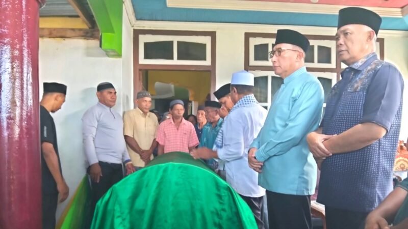 Wali Kota Ternate, Dr. Tauhid Soleman, dan Wakil Wali Kota Ternate, Nasri Abubakar, saat melayat ke rumah duka. || Foto : saf