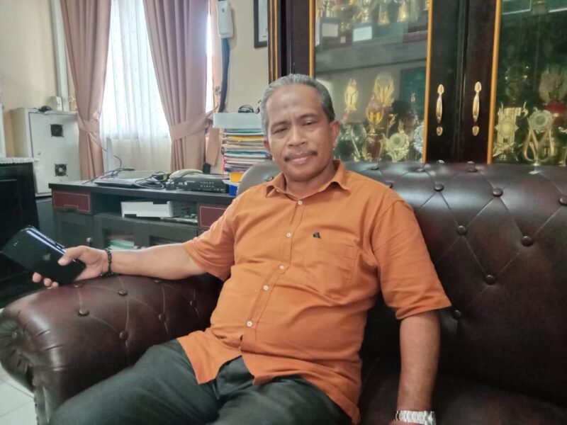 PLH Kepala Sekolah SMA Negeri 2 Ternate, Amirudin S. Radjiloen || Foto : Iin Afriyanti