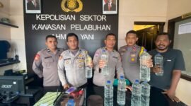 Miras jenis cap tikus saat diamankan anggota Polsek kawasan pelabuhan Ahmad Yani. || Doc : Hairun Hamid 