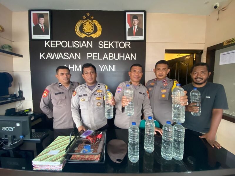 Miras jenis cap tikus saat diamankan anggota Polsek kawasan pelabuhan Ahmad Yani. || Doc : Hairun Hamid 