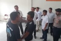 Tampak Sekretaris PUPR Halsel mengenakan kaos hitam (kanan) bersitegang dengan sejumlah massa aksi. || Doc : Ridal