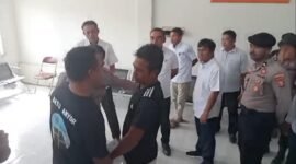 Tampak Sekretaris PUPR Halsel mengenakan kaos hitam (kanan) bersitegang dengan sejumlah massa aksi. || Doc : Ridal