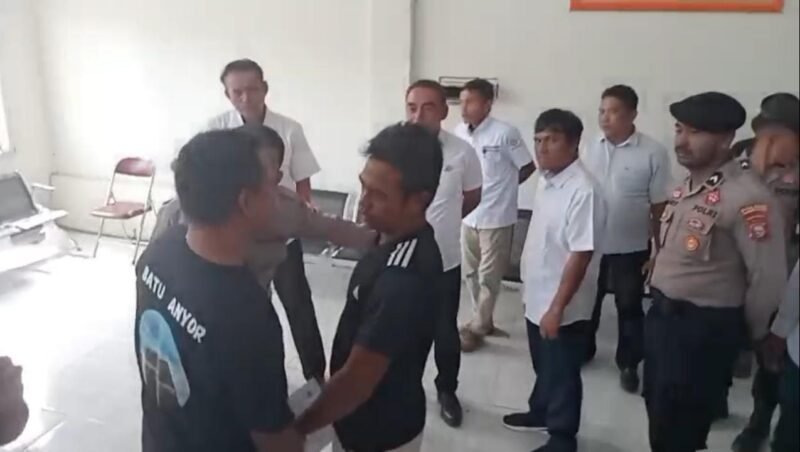 Tampak Sekretaris PUPR Halsel mengenakan kaos hitam (kanan) bersitegang dengan sejumlah massa aksi. || Doc : Ridal