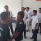 Tampak Sekretaris PUPR Halsel mengenakan kaos hitam (kanan) bersitegang dengan sejumlah massa aksi. || Doc : Ridal