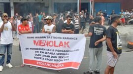 Aksi demontrasi yang digelar oleh warga Kelurahan Bastiong Karance di depan kantor Lurah || Foto : Haerun_kasedata