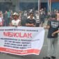 Aksi demontrasi yang digelar oleh warga Kelurahan Bastiong Karance di depan kantor Lurah || Foto : Haerun_kasedata