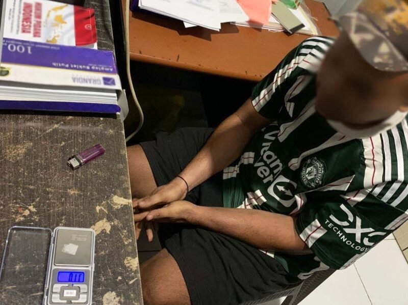 Pria berinisial JH (39) saat diamankan oleh Satuan Reserse Narkoba Polres Ternate || Dok : kasedata