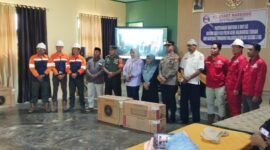 Penyerahan bantuan pendidikan oleh PT Smart Marsindo 