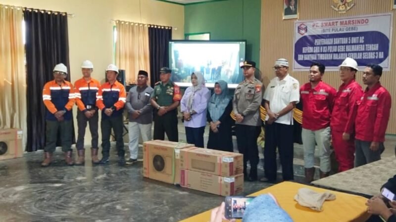 Penyerahan bantuan pendidikan oleh PT Smart Marsindo 