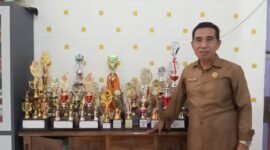 Kepala Sekolah SMPN 4 Kota Ternate, Gunawan, dengan sejumlah tropy yang diraih anak didiknya || Foto : Haerun_kasedata