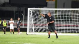Coach Imran Nahumarury saat memberi arahan ke pemain Malut United dalam sisi latihan || Foto : MU