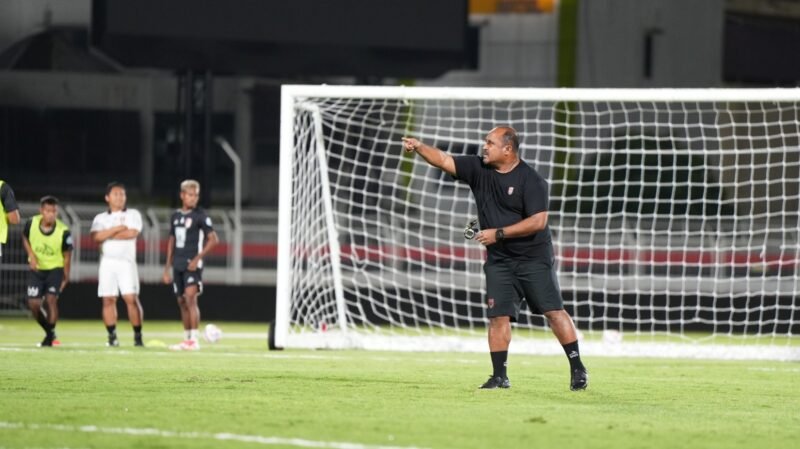 Coach Imran Nahumarury saat memberi arahan ke pemain Malut United dalam sisi latihan || Foto : MU