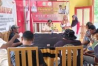 Aktivitas warga di Kantor Pemerintah Desa Paslal, Mangoli Tengah, Kabupaten Kepulauan Sula || dok : karno_kasedata
