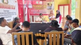 Aktivitas warga di Kantor Pemerintah Desa Paslal, Mangoli Tengah, Kabupaten Kepulauan Sula || dok : karno_kasedata