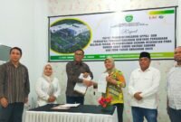 Pedatanganan SPPBJ bersama Direktur RSUD Sanana, Kadis Kesehatan dan Sekda Muhlis Soamole, beserta PT Hutama 
Karya || Foto : Karno_kasedata
