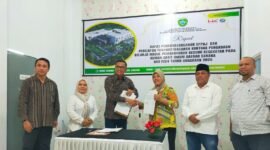 Pedatanganan SPPBJ bersama Direktur RSUD Sanana, Kadis Kesehatan dan Sekda Muhlis Soamole, beserta PT Hutama 
Karya || Foto : Karno_kasedata