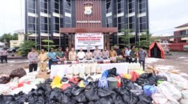 Foto bersama dalam kegiatan pemusnahan barang bukti ribuan liter minuman keras di halaman kantor Mapolres Ternate yang dipimpin langsung Kapolda Malut Irjen Pol Waris Agono. Turut hadir, unsur Forkopimda Maluku Utara, Wakil Wali Kota Ternate, Nasri Abubakar, serta pihak terkait lainnya || Haerun _kasedata