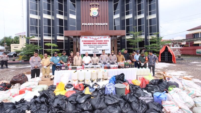 Foto bersama dalam kegiatan pemusnahan barang bukti ribuan liter minuman keras di halaman kantor Mapolres Ternate yang dipimpin langsung Kapolda Malut Irjen Pol Waris Agono. Turut hadir, unsur Forkopimda Maluku Utara, Wakil Wali Kota Ternate, Nasri Abubakar, serta pihak terkait lainnya || Haerun _kasedata