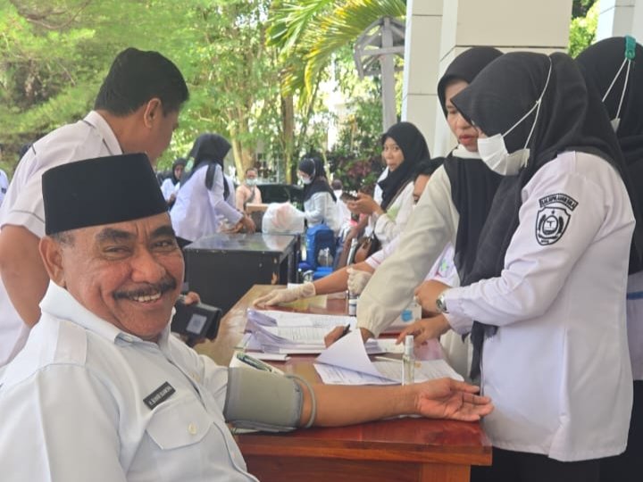 Pemeriksaan kesehatan yang diadakan oleh Dinas Kesehatan kabupaten Kepulauan sula,di Kantor Bupati || Foto : karno_kasedata