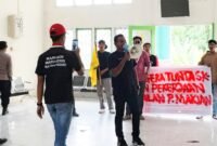 Aktivis Gerakan Mahasiswa Nasional Indonesia (GMNI) Cabang Halmahera Selatan  saat menggelar aksi demonstrasi, Rabu (30/4/2025), di Kantor Dinas Pekerjaan Umum dan Penataan Ruang (PUPR) Halsel || Foto : Ridal_kasedata