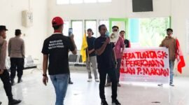 Aktivis Gerakan Mahasiswa Nasional Indonesia (GMNI) Cabang Halmahera Selatan  saat menggelar aksi demonstrasi, Rabu (30/4/2025), di Kantor Dinas Pekerjaan Umum dan Penataan Ruang (PUPR) Halsel || Foto : Ridal_kasedata