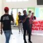 Aktivis Gerakan Mahasiswa Nasional Indonesia (GMNI) Cabang Halmahera Selatan  saat menggelar aksi demonstrasi, Rabu (30/4/2025), di Kantor Dinas Pekerjaan Umum dan Penataan Ruang (PUPR) Halsel || Foto : Ridal_kasedata