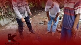 Aggota polisi dan warga saat hendak mengavakuasi mayat bayi laki-laki dalam barangka (kali mati) di Kelurahan Soa, Ternate Tengah || Foto : istimewa