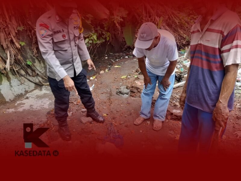 Aggota polisi dan warga saat hendak mengavakuasi mayat bayi laki-laki dalam barangka (kali mati) di Kelurahan Soa, Ternate Tengah || Foto : istimewa