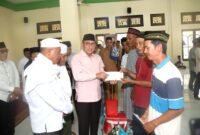 Wali Kota Ternate saat menyerahkan bantuan untuk korban banjir