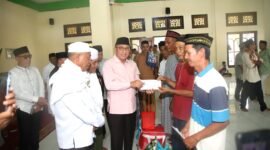 Wali Kota Ternate saat menyerahkan bantuan untuk korban banjir