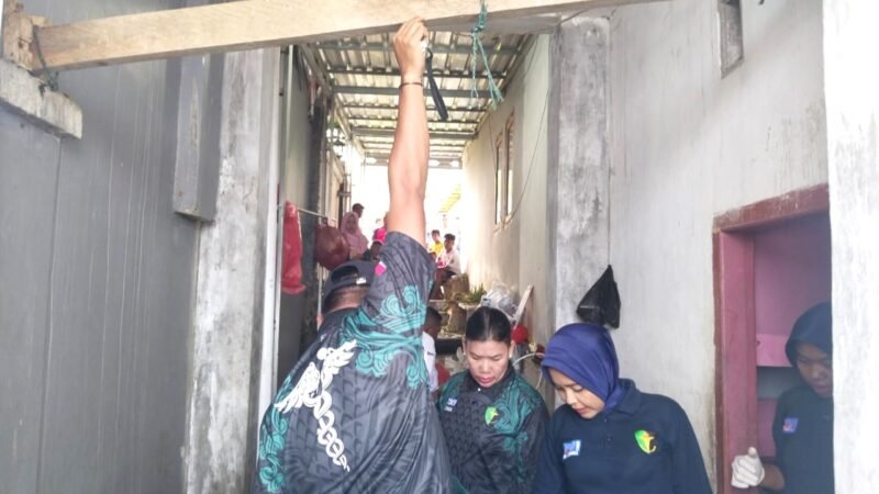 Inafis Reskrim Polres Ternate dan Biddokes Polda Malut saat mengelar olah TKP  Kelurahan Fitu || Foto : istimewa