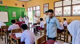 Anggota DPRD Ternate, Najib Hi. Talib, serap aspirasi pendidikan sekaligus memantau jalannya ujian siswa Sekolah Dasar (SD).