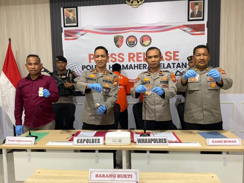 Konferensi pers terkait dua pengedar narkotika jenis ganja di wilayah Pulau Bacan || Foto : Ridal_kasedata